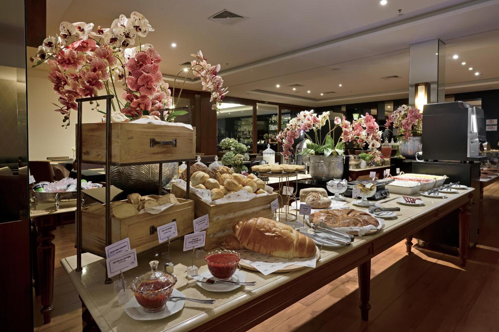 Hotel Mont Blanc Premium Ribeirão Preto Eksteriør billede A buffet at a hotel