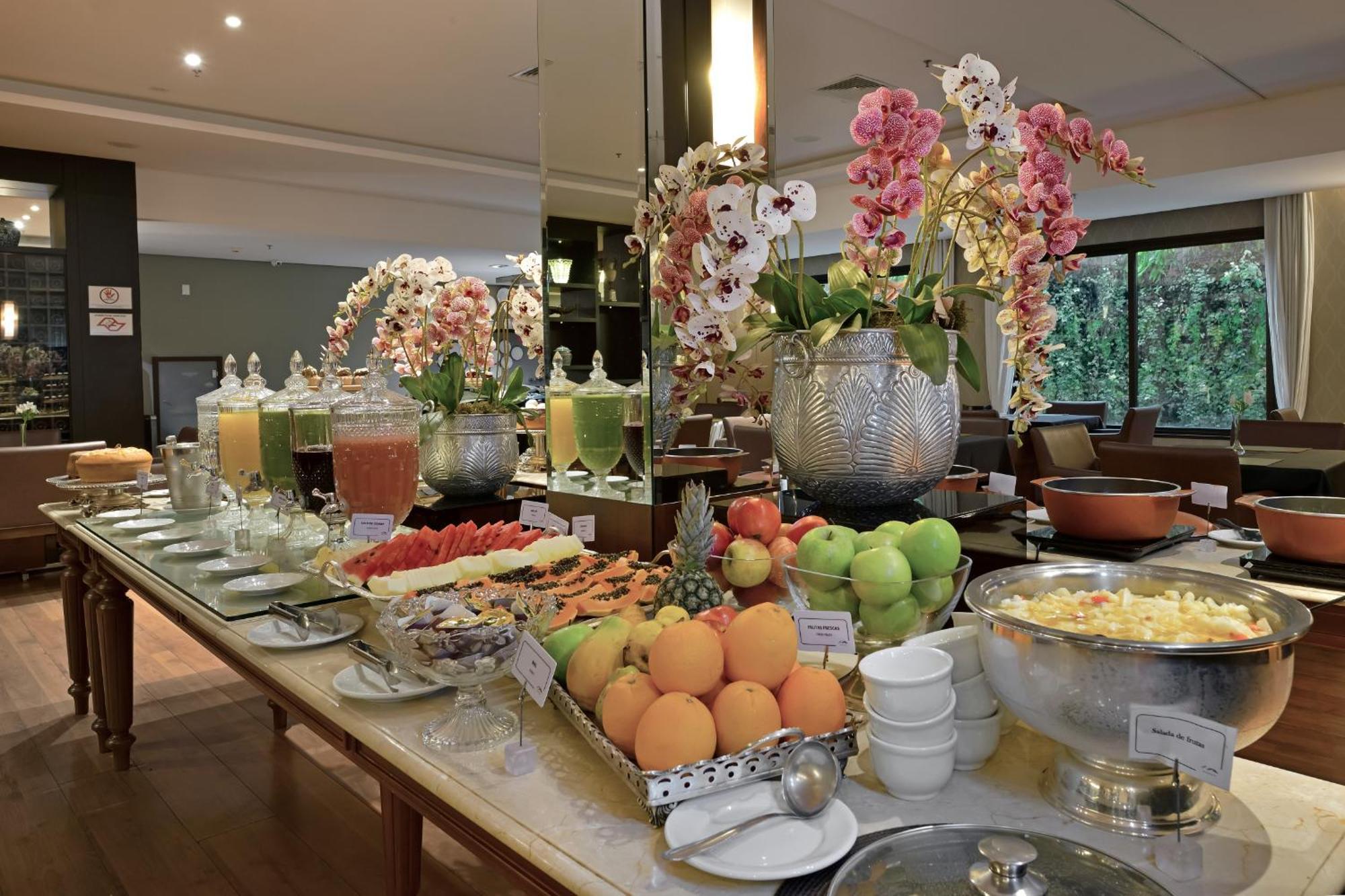 Hotel Mont Blanc Premium Ribeirão Preto Eksteriør billede A fruit buffet