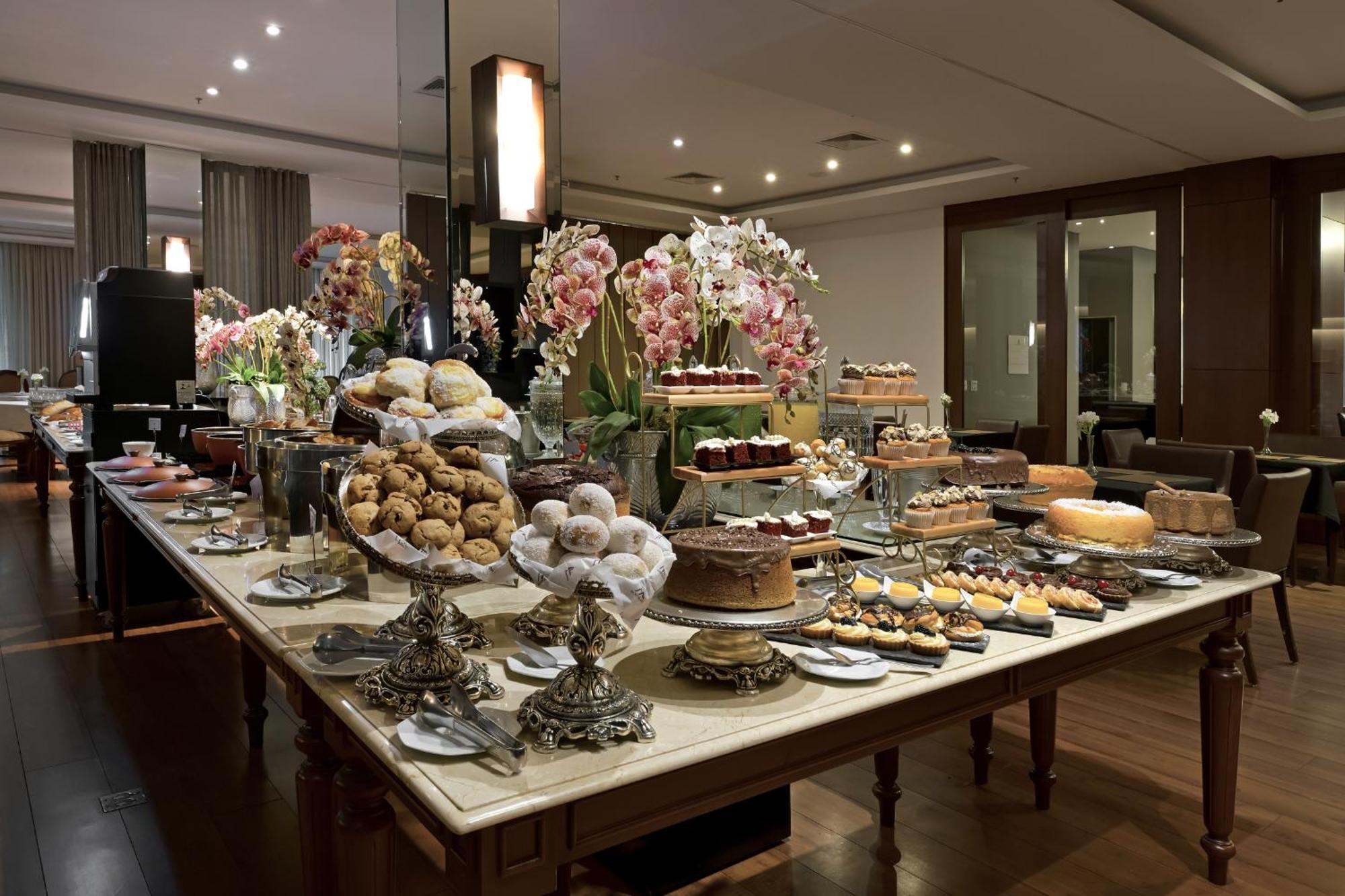 Hotel Mont Blanc Premium Ribeirão Preto Eksteriør billede A dessert table at a wedding reception