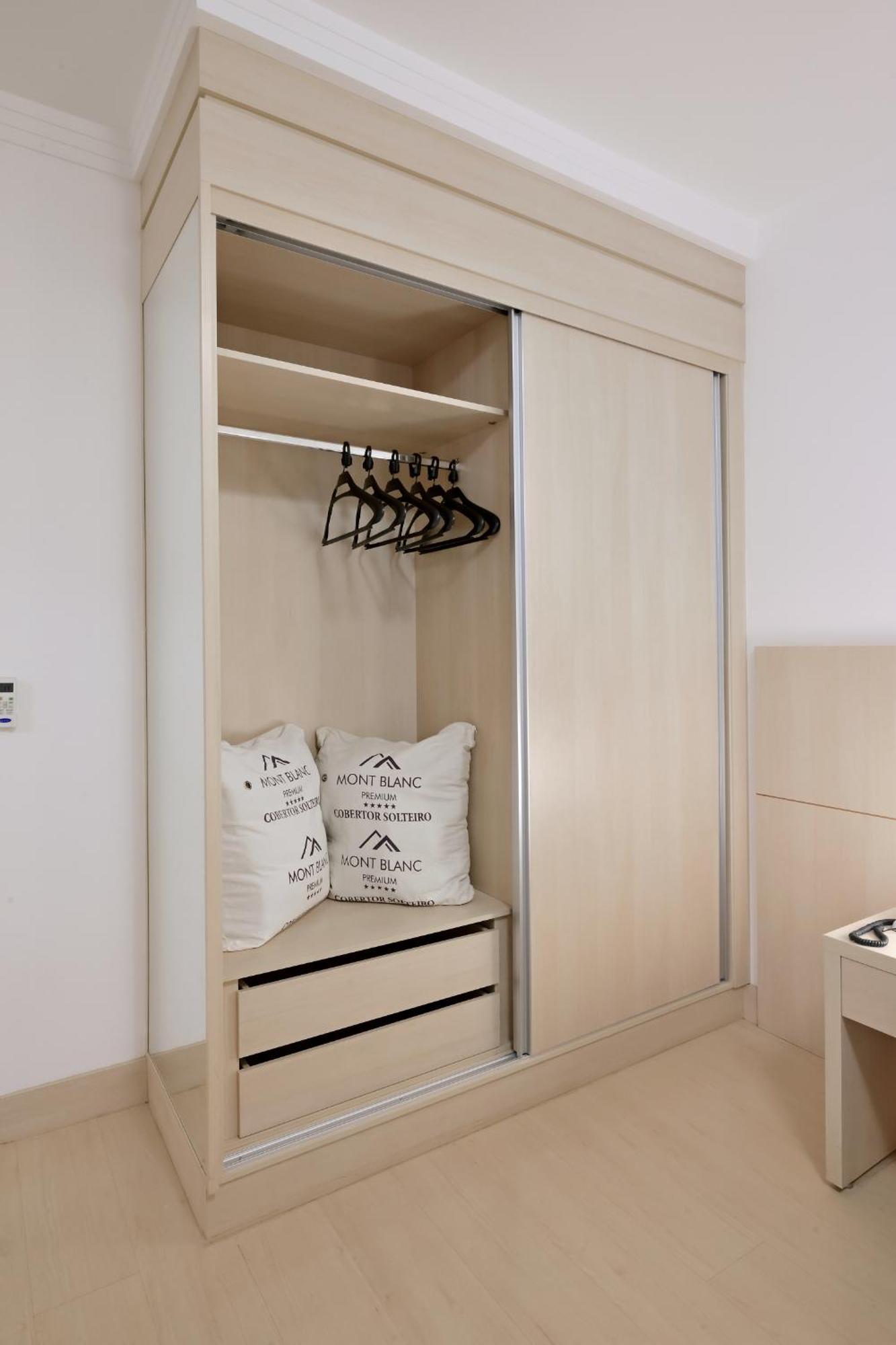 Hotel Mont Blanc Premium Ribeirão Preto Værelse billede A sliding wardrobe