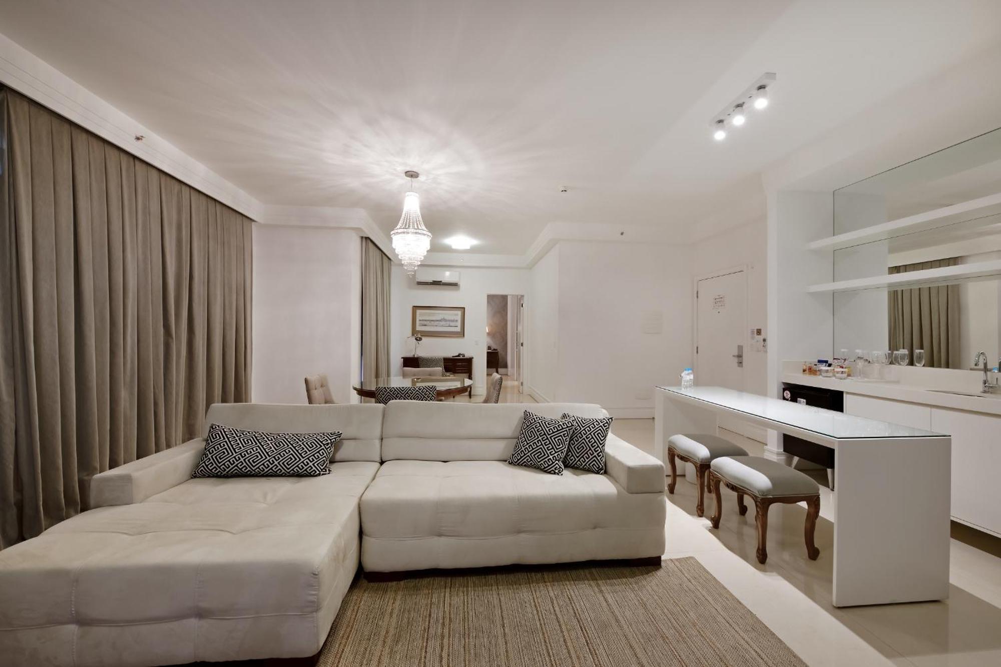 Hotel Mont Blanc Premium Ribeirão Preto Værelse billede A living room with a wet bar